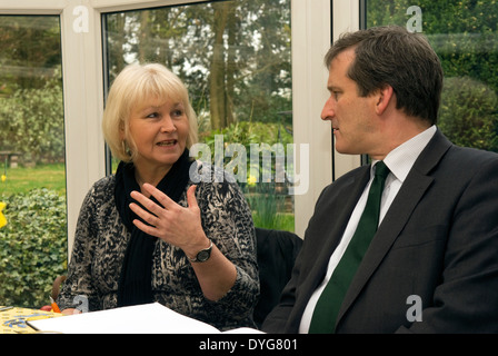 Damian Hinds, mp für East Hampshire, das Hören zu einem Nfu Mitglied bei einem Frühstück Treffen mit Mitgliedern des Farmers Union Stockfoto