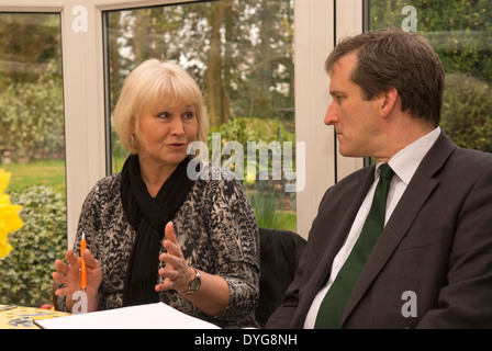 Damian hinds (links), mp für East Hampshire, das Hören zu einem Nfu Mitglied bei einem Frühstück Treffen mit Mitgliedern der Nfu Stockfoto