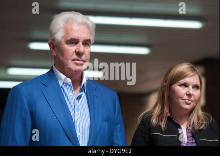 London, UK. 17. April 2014. Publizist Max Clifford (L) hinterlässt Southwark Crown Court mit Tochter Louise (R) auf den Tag, wenn eine Urteil auf Donnerstag, 17. April 2014 in seinem Fall möglich ist.  Er ist auf dem Prüfstand für 11 Grafen von Unzüchtigkeit. Bildnachweis: Heloise/Alamy Live-Nachrichten Stockfoto