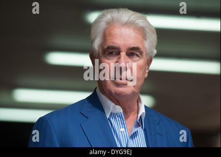 London, UK. 17. April 2014. Publizist Max Clifford verlässt Southwark Crown Court auf den Tag, wenn eine Urteil auf Donnerstag, 17. April 2014 in seinem Fall möglich ist.  Er ist auf dem Prüfstand für 11 Grafen von Unzüchtigkeit. Bildnachweis: Heloise/Alamy Live-Nachrichten Stockfoto