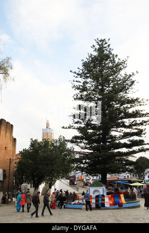 Der Hauptplatz in der kleinen Stadt Chefchaouen, Marokko. Stockfoto