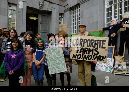 London, UK. 17. April 2014. Die Landworkers Allianz demonstrieren gegen corporate Landwirtschaft außerhalb Londons DEFRA.  Bildnachweis: Rachel Megawhat/Alamy Live-Nachrichten Stockfoto