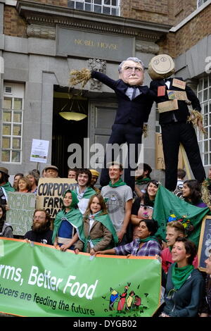 London, UK. 17. April 2014. Die Landworkers Allianz demonstrieren gegen corporate Landwirtschaft außerhalb Londons DEFRA.  Bildnachweis: Rachel Megawhat/Alamy Live-Nachrichten Stockfoto