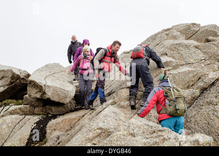 Wanderer, die kriechen, über schwierige Felsen auf Carnedd Moel Siabod Daear Ddu Grat in Berge von Snowdonia National Park Wales UK Stockfoto