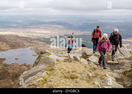 Walkers raufkraxeln Daear Ddu Grat auf Carnedd Moel Siabod mit Blick auf Llyn y Foel in Berge von Snowdonia North Wales UK Stockfoto