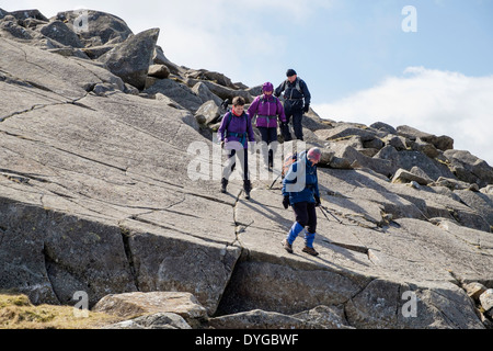Wanderer zu Fuß rocky Platte, auf Carnedd Moel Siabod ridge Jagt in Berge von Snowdonia National Park Conwy Wales UK Stockfoto