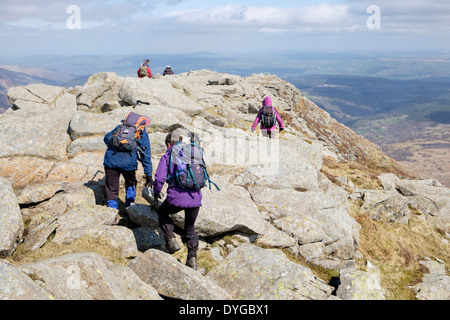 Wanderer, die kriechen, über Felsen auf Carnedd Moel Siabod Grat in Berge von Snowdonia National Park, North Wales, UK, Großbritannien Stockfoto