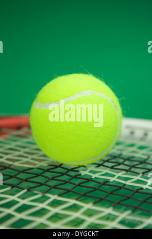 Tennisball auf einem Carbon-Grafit-Tennisschläger Stockfoto