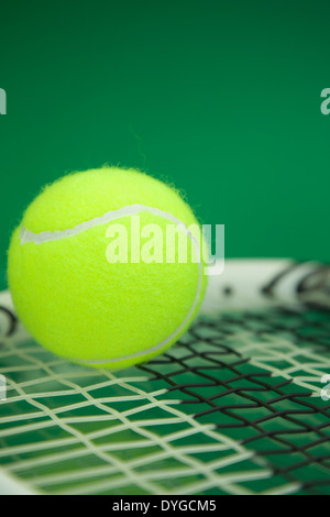 Tennisball auf einem Carbon-Grafit-Tennisschläger Stockfoto