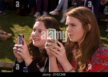 Jugendliche der Stammzellen (Wissenschaft, Technologie, Ingenieurwesen, Mathematik) Festival die Bilder auf ihren Mobiltelefonen Stockfoto