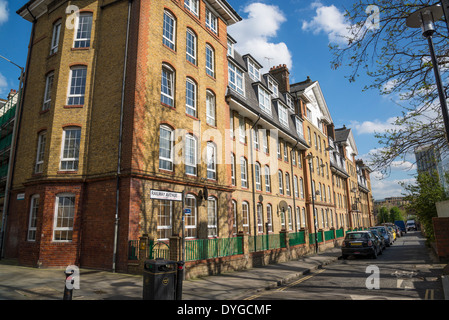 Wohnhaus von Wohnungen in Rotherhithe, London, UK Stockfoto