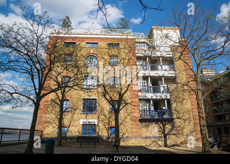 Wohnhaus von Wohnungen in Rotherhithe, London, UK Stockfoto