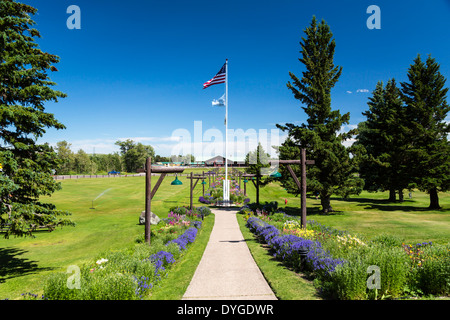 Fahnen und Blumengarten im Glacier Park Lodge in East Glacier, Montana, USA. Stockfoto