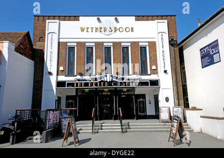 Whitstable, Kent, England, UK. Wetherspoons Pub "The Peter Cushing" in der ehemaligen Oxford-Kino (Art-Deco - 1935) Stockfoto