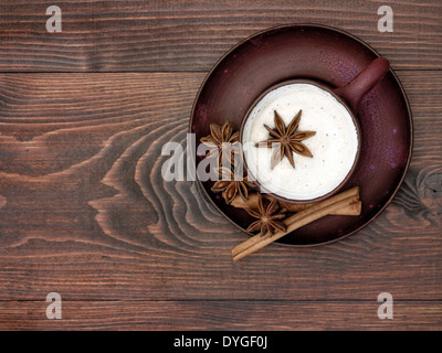 Pflanzliche Chai Tee mit Milch Stockfoto