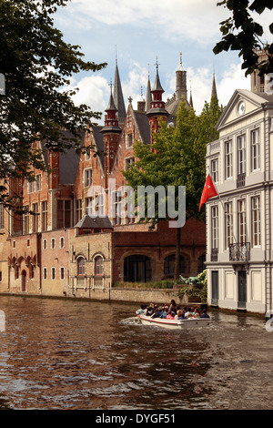 Touristen auf eine Freude-Kreuzfahrt auf dem Groenerei Kanal, Brügge, Belgien Stockfoto