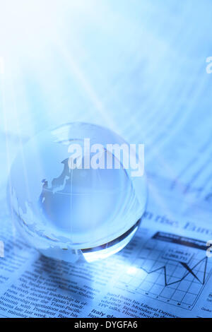 Glaskugel und Zeitung Stockfoto