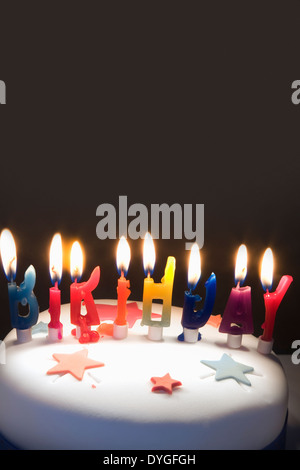 Geburtstagstorte mit brennenden Kerzen Stockfoto