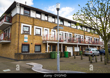 Sozialwohnungen Block auf Thames Path, Bermondsey, Southwark, London, UK Stockfoto