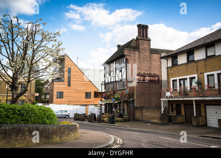 Alten Gerechtigkeit Pub neben modernen Haus, Bermondsey Wall East Street, Southwark, London, UK Stockfoto