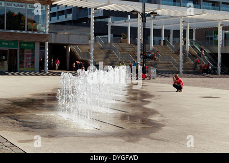Brunnen vor dem Hauptbahnhof, Stationsplein, Brügge, Belgien Stockfoto