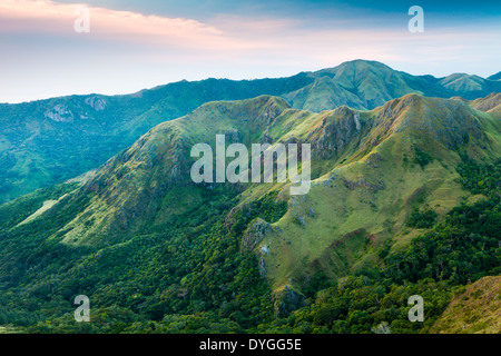 Grasbewachsenen Hügeln und bewaldeten Berghängen in Altos de Campana Nationalpark, Provinz Panama, Republik von Panama. Stockfoto