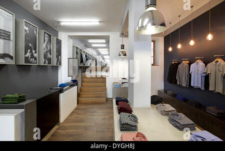 Fred Perry, München, München, Deutschland. Architekt: BuckleyGrayYeoman, 2012. Verkaufsraum mit Display und innere Treppe. Stockfoto