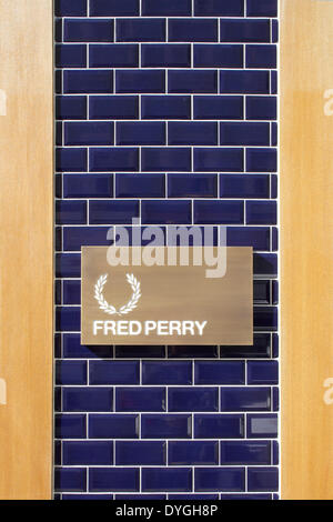 Fred Perry, München, München, Deutschland. Architekt: BuckleyGrayYeoman, 2012. Beschilderung auf Fliesen Wand. Stockfoto