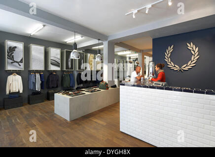 Fred Perry, München, München, Deutschland. Architekt: BuckleyGrayYeoman, 2012. Blick durch Erdgeschoss Showroom. Stockfoto