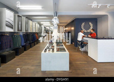 Fred Perry, München, München, Deutschland. Architekt: BuckleyGrayYeoman, 2012. Perspektive durch Erdgeschoss Showroom. Stockfoto