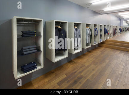 Fred Perry, München, München, Deutschland. Architekt: BuckleyGrayYeoman, 2012. Perspektive der Wand-Anzeigeeinheiten. Stockfoto