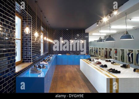 Fred Perry, München, München, Deutschland. Architekt: BuckleyGrayYeoman, 2012. Schwarz gefliest Verkaufsraum mit Display Schließfächer. Stockfoto