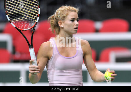 Ostrava, Tschechische Republik. 17. April 2014. Italienischer Tennisspieler gesehen Camila Giorgi während eines Trainings vor der Fed-Cup-Halbfinale Spiel Tschechien Vs Italien in Ostrava, Tschechische Republik, 17. April 2014. © Jaroslav Ozana/CTK Foto/Alamy Live-Nachrichten Stockfoto