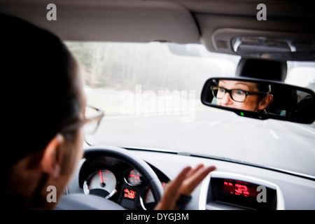 Frau Ärgert Sich Studienabschnitte der Autofahrt - böse Autofahrer Stockfoto