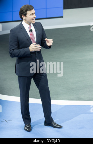 Ford Motor Company COO Mark Fields spricht auf New York International Auto Show feiert 50. Jubiläum des Ford Mustang Stockfoto