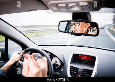 Frau Ärgert Sich Studienabschnitte der Autofahrt - böse Autofahrer Stockfoto