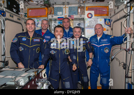 Internationale Raumstation ISS-Expedition 39 Besatzungsmitglieder in den Zvezda Testmodul während eines Anrufs mit russischen Präsidenten Vladimir Putin 11. April 2014 in der Erdumlaufbahn. Von links nach rechts sind die NASA-Astronauten Rick Mastracchio und Steve Swanson, Commander Soichi Wakata der Japan Aerospace Exploration Agency und Kosmonauten Alexander Skvortsov, Mikhail Tyurin und Oleg Artemyev, mit Russlands Federal Space Agency. Stockfoto