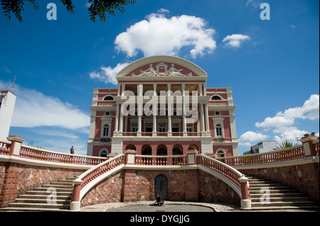 Manaus, Brasilien - 15. Juli 2013: Opernhaus Teatro Amazonas in der Stadt Manaus. Stockfoto