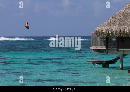 Kite Sailer Surfen durch Wasserbungalows in Moorea, Insel in Französisch-Polynesien Stockfoto