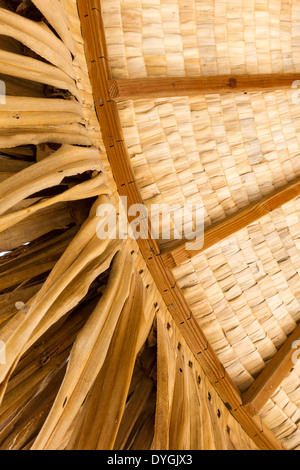 Nahaufnahme der Runde Strohdach-Hütte zeigt Struktur des gewebten Palm Stroh Stockfoto