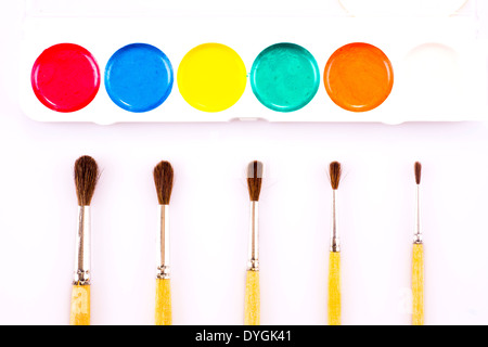 Satz von Aquarell-Farben und Pinsel auf weiß Stockfoto