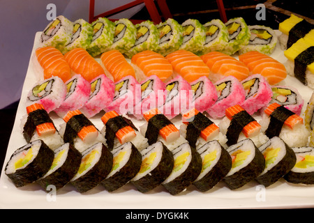 Sushi-Rollen auf einem weißen Teller Stockfoto