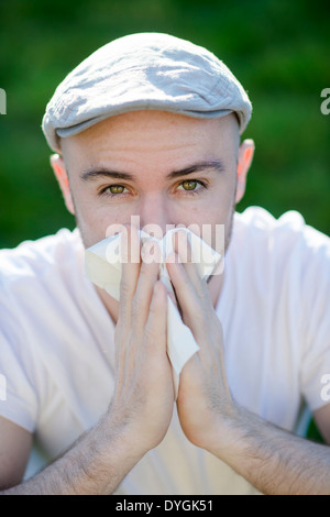 Mann Mit Pollenallergie - Mann mit Pollenallergie im Frühjahr Stockfoto