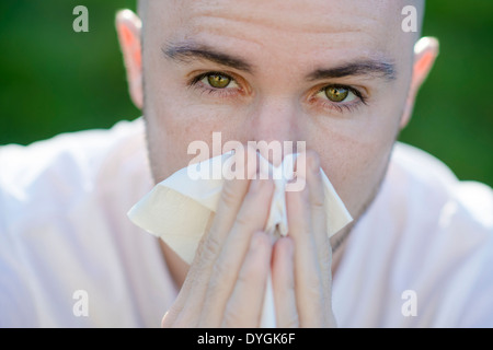 Mann Mit Pollenallergie - Mann mit Pollenallergie im Frühjahr Stockfoto