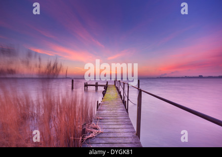 Ein kleiner Steg an einem See in der Dämmerung Stockfoto