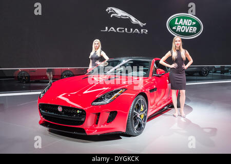 New York, USA. 16. April 2014. Zwei Modelle posieren neben einem 2015 Jaguar F-Type Coupé. Das Basismodell hat einen 340 PS V6-Motor. Bildnachweis: Ed Lefkowicz/Alamy Live-Nachrichten Stockfoto