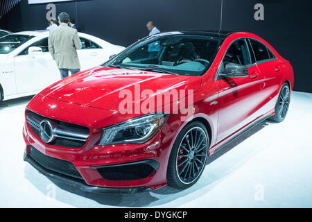 New York, USA. 16. April 2014. Die Mercedes-Benz CLA 45 auf dem Boden zeigen. Das Auto ist ein Produkt der AMG Mercedes Rennabteilung. Bildnachweis: Ed Lefkowicz/Alamy Live-Nachrichten Stockfoto