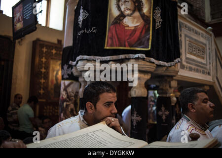 Kairo, Ägypten. 17. April 2014. Ein ägyptischen koptischen Mann besucht eine Messe am Gründonnerstag an einer Kirche in Kairo, Ägypten, am 17. April 2014. Die Kopten sind die einheimischen Christen von Ägypten. Karwoche im Christentum ist die letzte Woche der Fastenzeit und der Woche vor Ostern. Am Donnerstag der Karwoche ist eine Liturgie betete und Kommunion an das letzte Abendmahl Jesu symbolisieren. Bildnachweis: Pan-Chaoyue/Xinhua/Alamy Live-Nachrichten Stockfoto