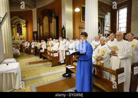 Dublin, Irland. 17. April 2014. Klerus aus allen Pfarreien der Diözese Dublin kommen für die Masse.  Dublins Erzbischof Diarmuid Martin führte die Chrisam-Messe in Dublins Str. Marys pro-Kathedrale. Die Masse, die traditionell am Gründonnerstag stattfindet, sieht die Heiligen Öle für das kommende Jahr gesegnet. Es nahmen geistliche aus allen Pfarreien in der Diözese. Bildnachweis: Michael Debets/Alamy Live-Nachrichten Stockfoto