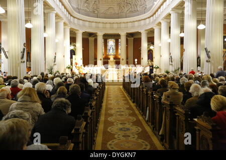 Dublin, Irland. 17. April 2014. Kleriker und Laien aus allen Pfarreien der Diözese Dublin kommen für die Masse. Dublins Erzbischof Diarmuid Martin führte die Chrisam-Messe in Dublins Str. Marys pro-Kathedrale. Die Masse, die traditionell am Gründonnerstag stattfindet, sieht die Heiligen Öle für das kommende Jahr gesegnet. Es nahmen geistliche aus allen Pfarreien in der Diözese. Bildnachweis: Michael Debets/Alamy Live-Nachrichten Stockfoto